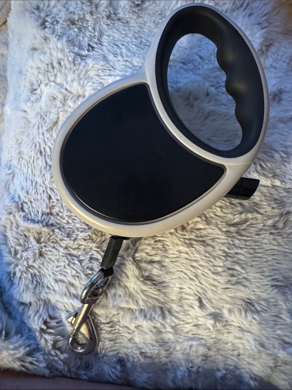 Retractable 15’ x .5” Dog Leash in Black and tan.